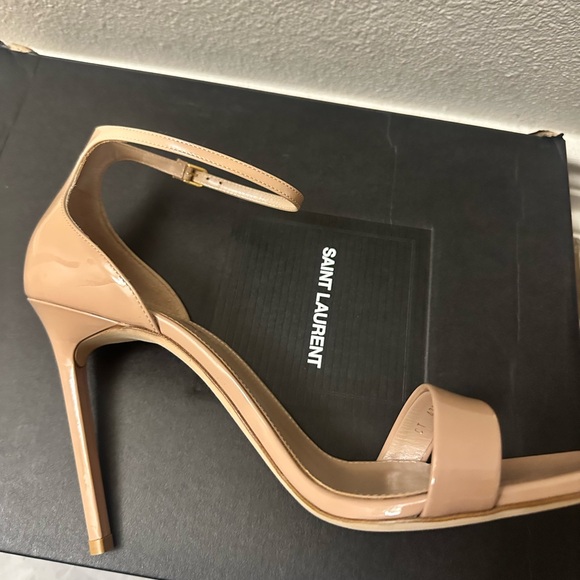 YSL AMBER SANDALS IN PATENT LEATHER
Nude - Picture 13 of 16